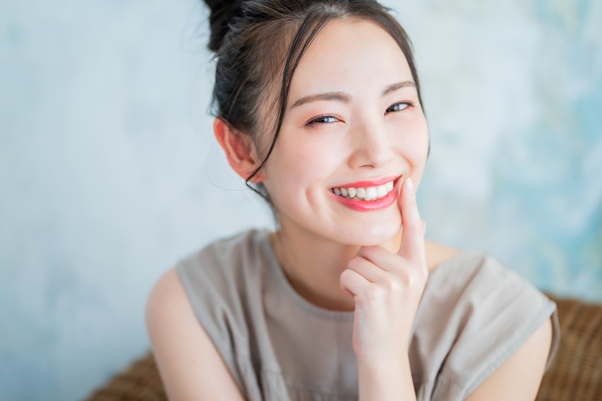 美しい口元で明るい印象に
