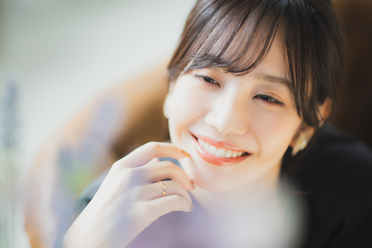 陶器のような白い歯で美しい口元に